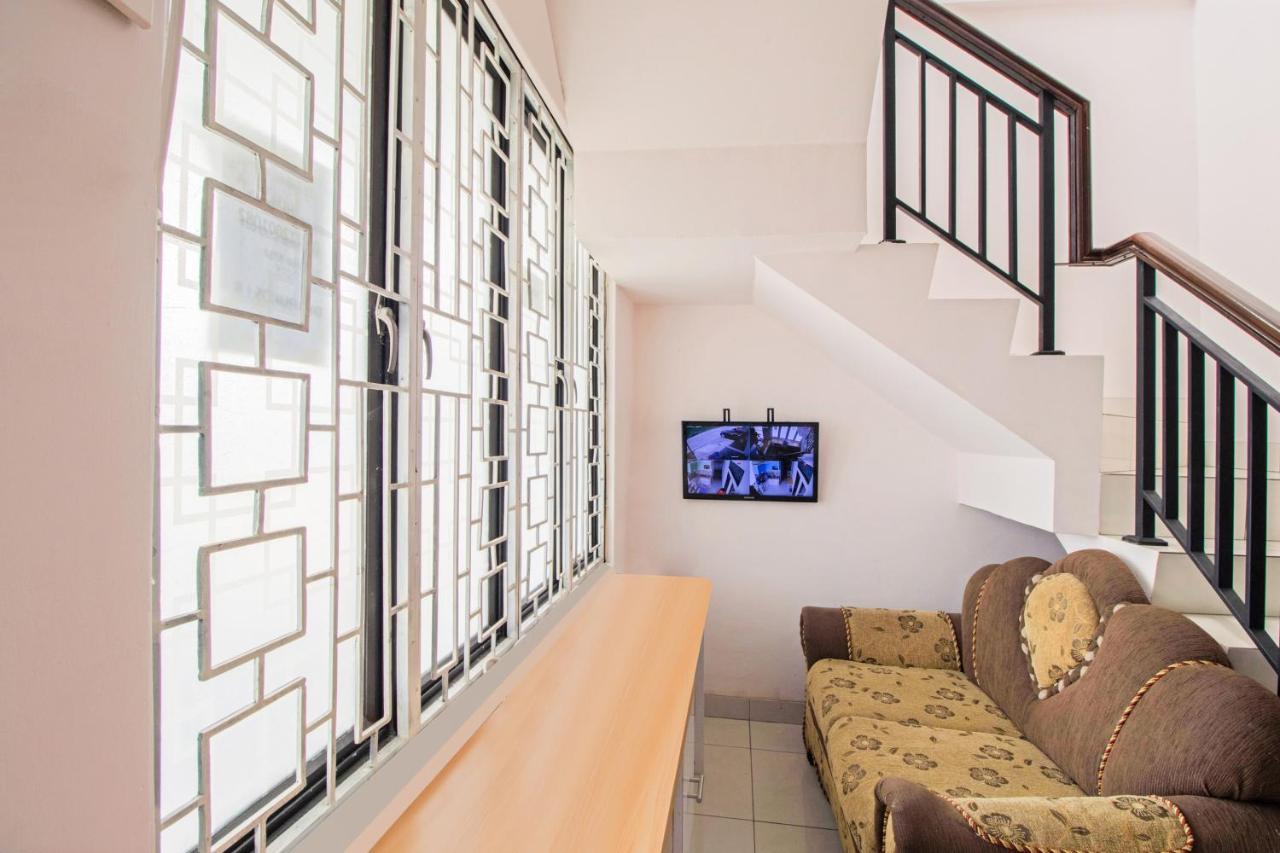 Hotel Oyo 3256 Rukost I8 Karawang Exterior foto