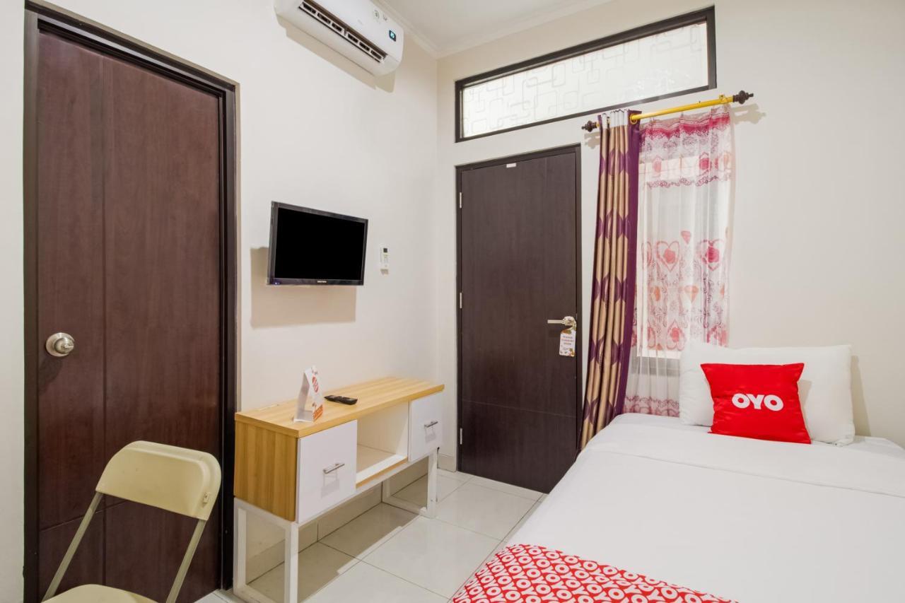 Hotel Oyo 3256 Rukost I8 Karawang Exterior foto